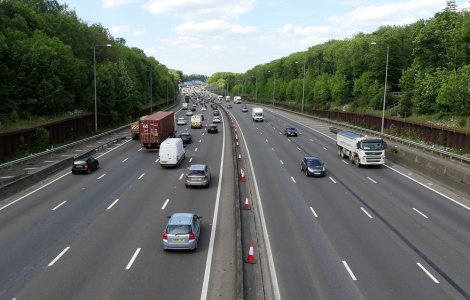Britanicii vor interzicerea vânzărilor de mașini diesel și pe benzină în 2030