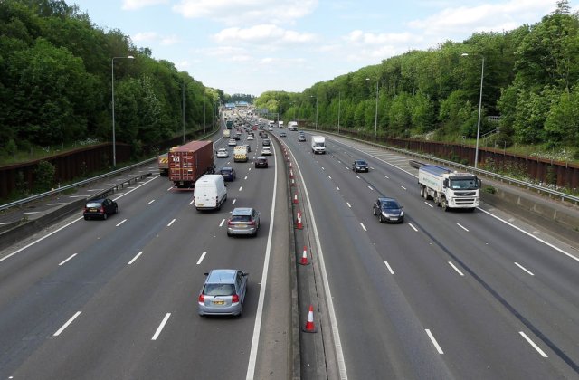 Britanicii vor interzicerea vânzărilor de mașini diesel și pe benzină în 2030: 60% dintre ei spun că este o “idee bună”