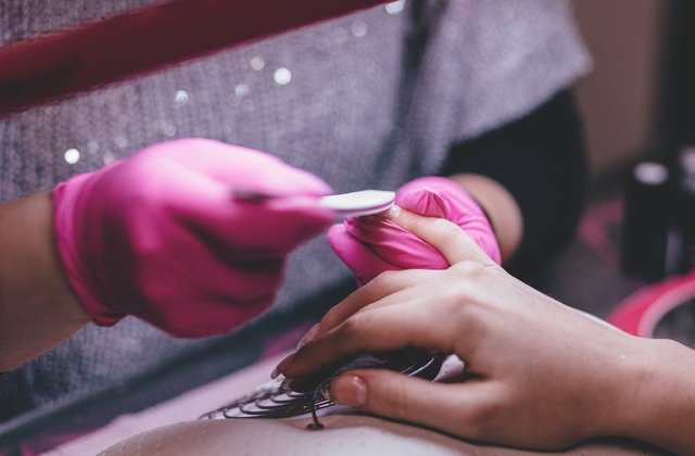 O femeie infectată cu COVID a plecat din izolare pentru că trebuia "neapărat" să își facă manichiura