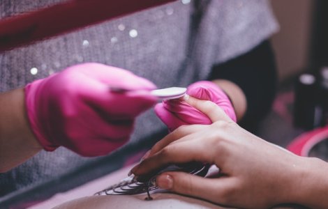 O femeie infectată cu COVID a plecat din izolare pentru a-și face manichiura