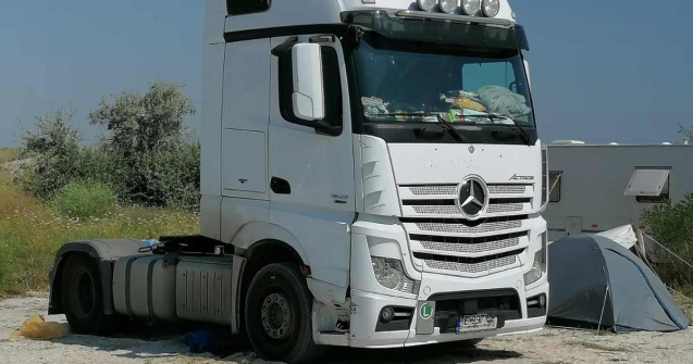 Nesimțire la Vadu: a intrat cu cabina de TIR pe plaja sălbatică