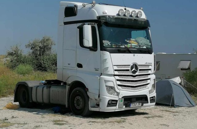 Nesimțire la Vadu: a intrat cu cabina de TIR pe plaja sălbatică