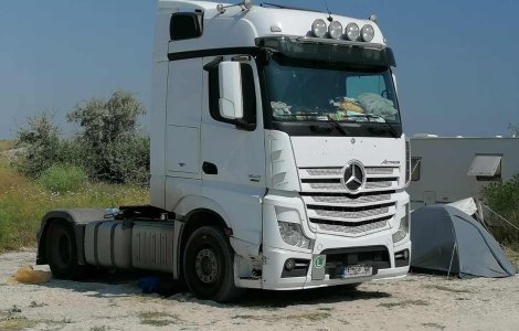 Nesimțire la Vadu: a intrat cu cabina de TIR pe plaja sălbatică