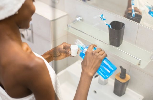 Apa de gură ar putea reduce riscul de infectare cu coronavirus, susțin oamenii de știință