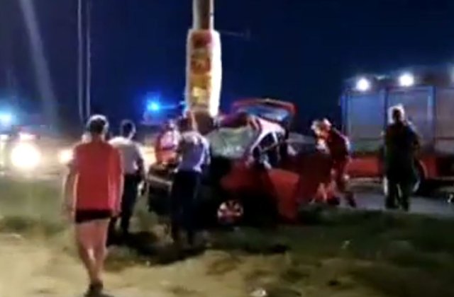 Un tânăr a murit după ce iubita sa, șoferiță începătoare, a tras de volan ca să evite un câine