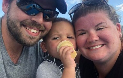 Mamă criticată pentru că își ține copilul în lesă. Răspunsul ei a devenit viral