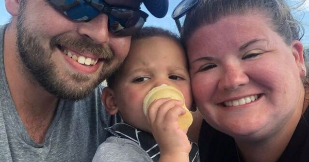 Mamă criticată pentru că își ține copilul în lesă. Răspunsul ei a devenit viral