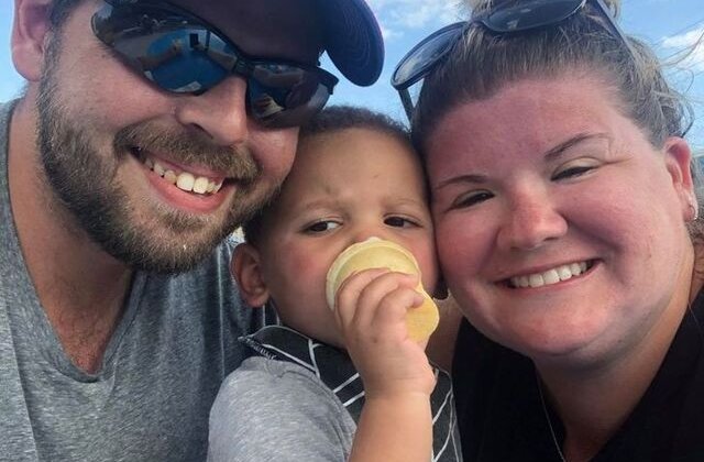 Această mamă a fost criticată pentru că își ține copilul în lesă. Răspunsul ei a devenit viral