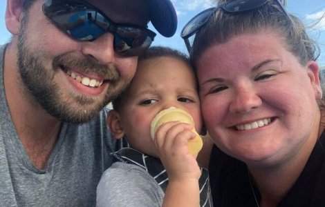 Mamă criticată pentru că își ține copilul în lesă. Răspunsul ei a devenit viral