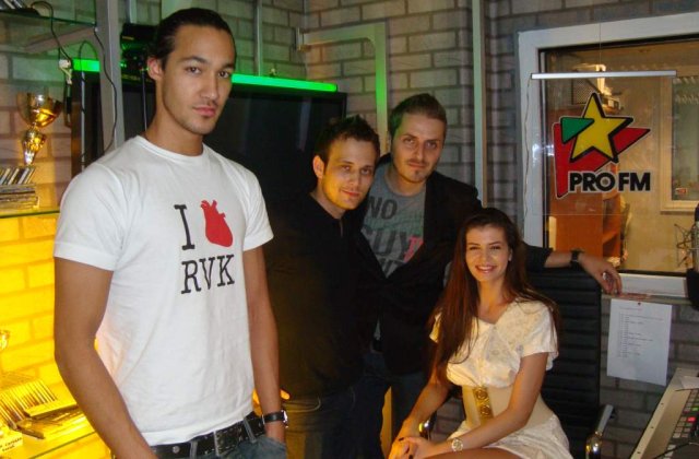 Moni ii da voie lui Iri sa vina cu domnisoare acasa