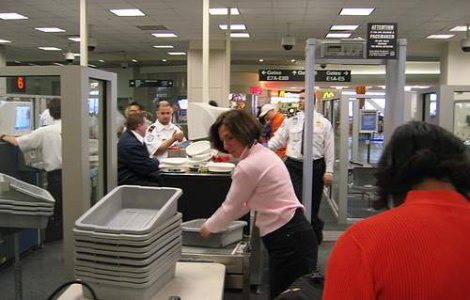 Masuri drastice: Pasagerii ar putea fi radiografiati in aeroport