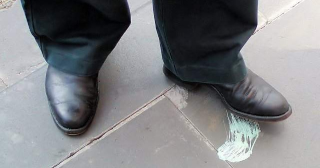 Motivul incredibil pentru care un oras din Anglia va interzice guma de mestecat