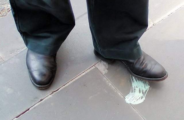 Motivul incredibil pentru care un oras din Anglia va interzice guma de mestecat