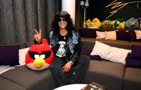 Slash a compus tema muzicala pentru "Angry Birds Space"