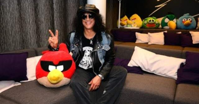 Slash a compus tema muzicala pentru "Angry Birds Space"