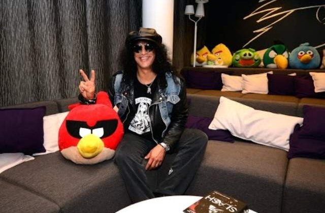 Slash a compus tema muzicala pentru cel mai recent joc din franciza "Angry Birds"