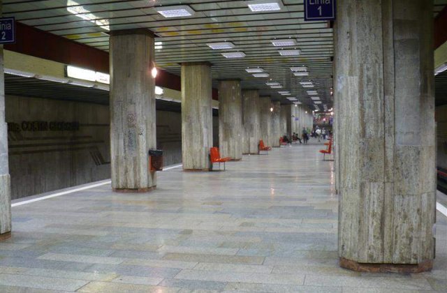 O persoana s-a aruncat in fata metroului la statia Costin Georgian