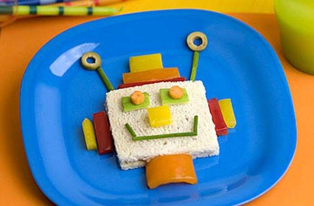 Baschetbalist de la Cluj, premiat pentru crearea unui robot ce face sandwich-uri