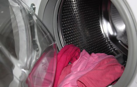 Copil de 7 ani din Tulcea, găsit mort în mașina de spălat. Sora sa mai mică l-ar fi închis, în joacă