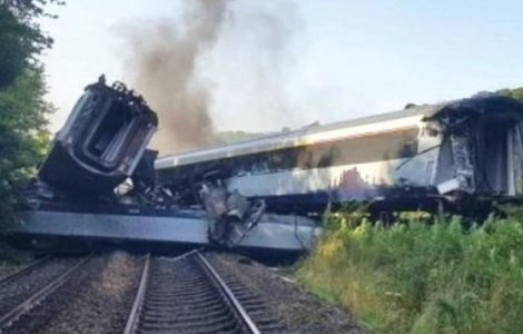 VIDEO Trei persoane au murit după ce un tren de pasageri a deraiat