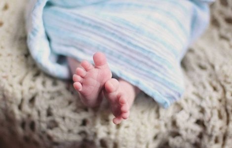 O adolescentă din Galați și-a ucis bebelușul cu mai multe lovituri în cap