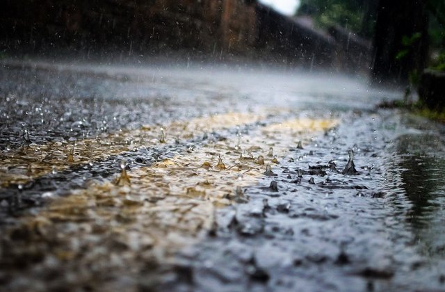 Alertă meteo pentru weekend: God GALBEN de ploi torențiale, vijelii și grindină