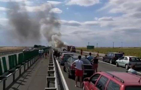 VIDEO O mașină a luat foc pe autostrada A2. Traficul spre Capitală este blocat