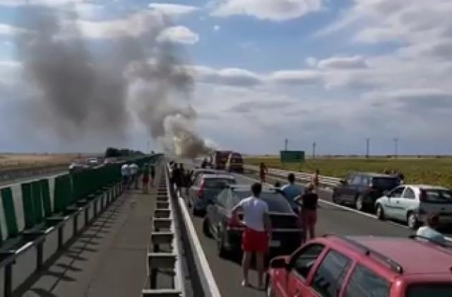VIDEO O mașină a luat foc pe autostrada A2. Traficul spre Capitală este blocat
