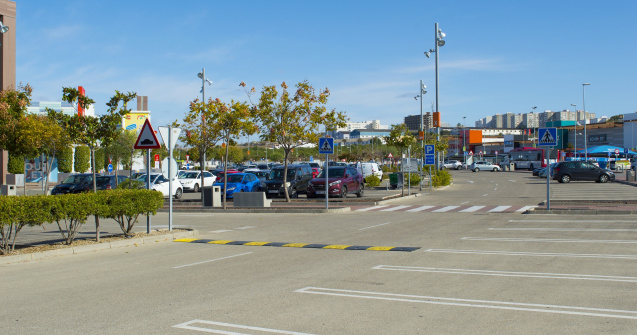 VIDEO Bătaie în parcarea unui hipermarket. Agenții de pază au intervenit