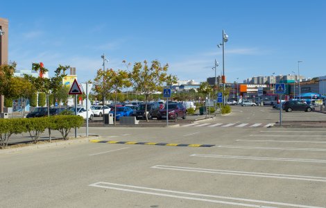 VIDEO Bătaie în parcarea unui hipermarket. Agenții de pază au intervenit