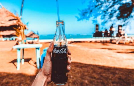 Ce se întâmplă în corpul tău atunci când bei un pahar de suc acidulat