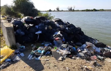 VIDEO Cantități uriașe de gunoaie depozitate pe brațul Sulina!