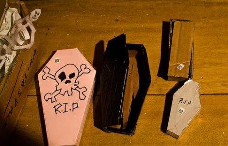 Calendarul cu sicrie si modele sexy