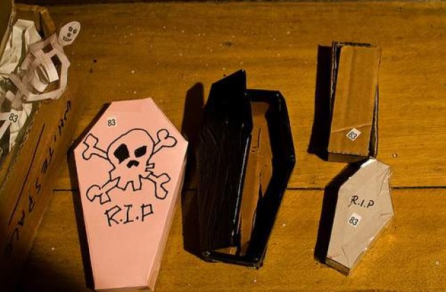 Calendarul cu sicrie si modele sexy