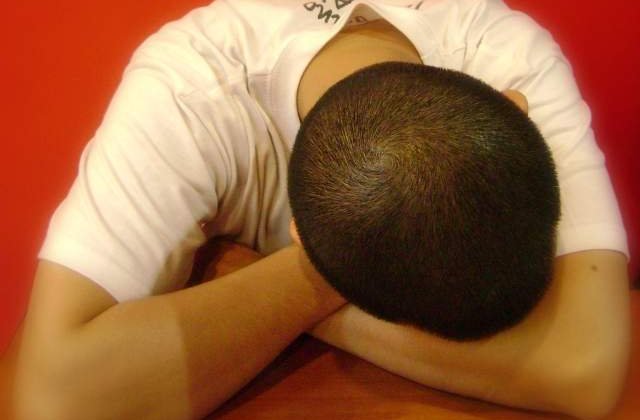 Studiu: Lipsa somnului ii face pe oameni sa manance mai mult si sa se ingrase