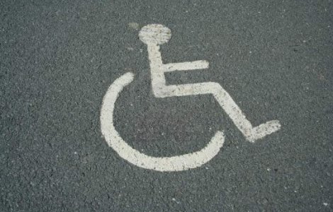 Un barbat in scaunul cu rotile a batut o gravida