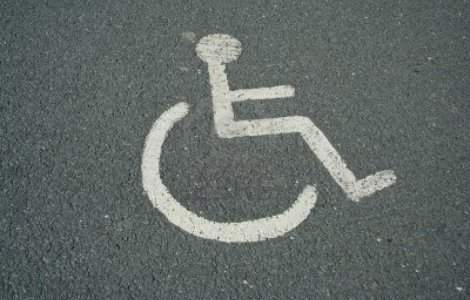 Un barbat in scaunul cu rotile a batut o gravida