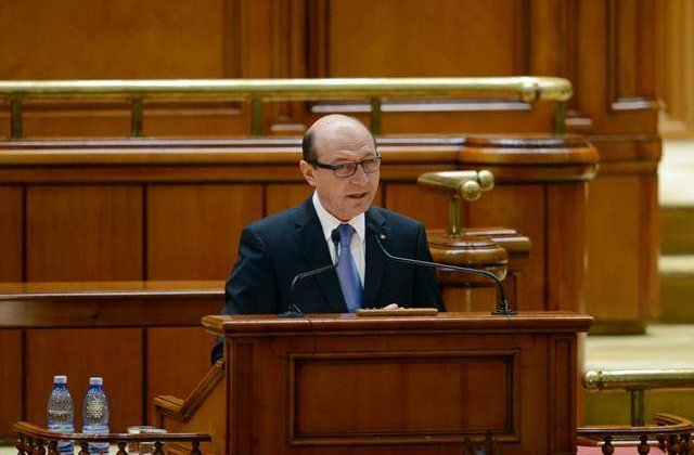 Basescu, apostrofat pe holurile Parlamentului de 3 presupusi membri PNL