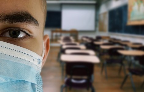 Masca, obligatorie și pentru elevii mici. La ce regulă renunță Min. Sănătății