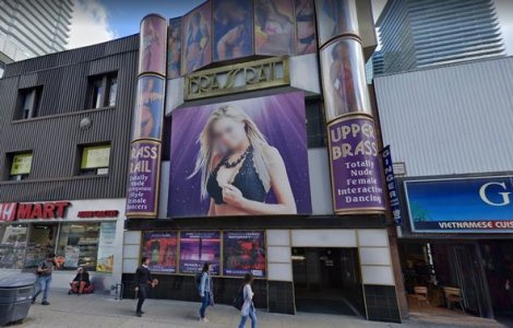 Angajata unui club de striptease ar fi infectat cu coronavirus 550 de clienți