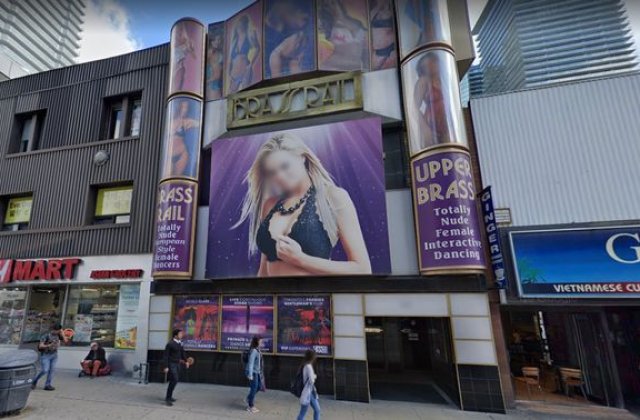 Angajata unui club de striptease ar fi infectat cu coronavirus 550 de clienți