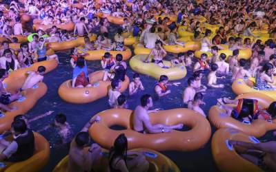 FOTO Mii de oameni au...