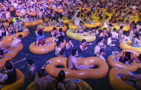 FOTO Mii de oameni au participat la o petrecere în Wuhan, orașul în care a apărut coronavirusul