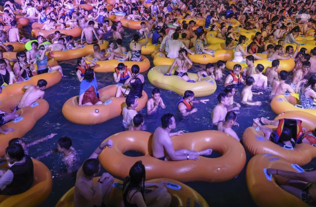 FOTO Mii de oameni au participat la o petrecere în Wuhan, orașul în care a apărut coronavirusul