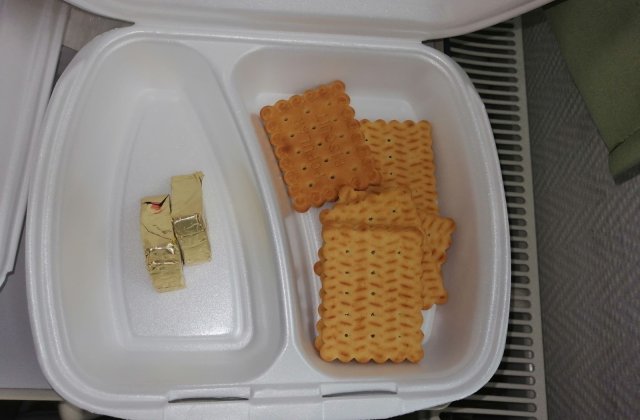 Cum arată mesele de la maternitatea din Sibiu: cinci biscuiți și două triunghiuri de brânză topită