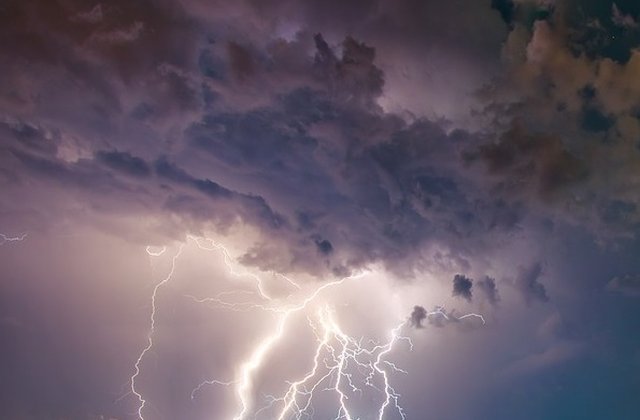 Cod PORTOCALIU de furtuni în jumătate din țară, până miercuri după-amiază