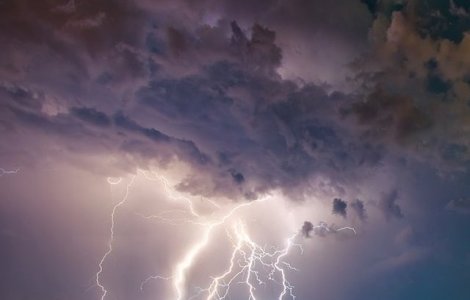 Cod PORTOCALIU de furtuni în jumătate din țară, până miercuri după-amiază