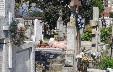 FOTO La plajă în cimitir. O femeie și-a întins pătura pe un mormânt