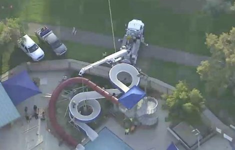 VIDEO Un bărbat a murit după ce a rămas blocat într-un tobogan