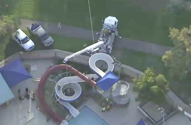 VIDEO Un bărbat a murit după ce a rămas blocat &icirc;n toboganul unui parc de distracții